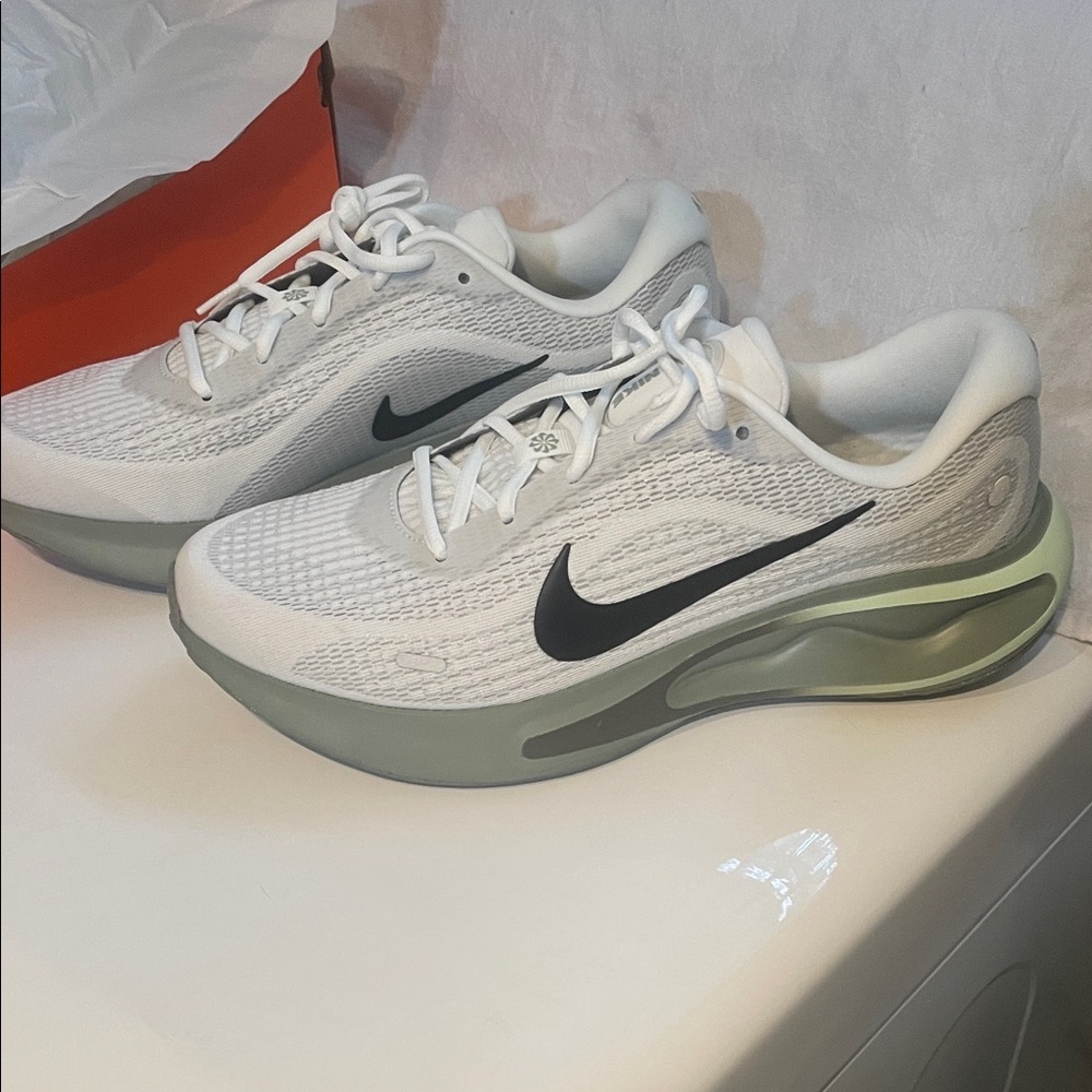 Nike Journey White and Gray Running Shoes